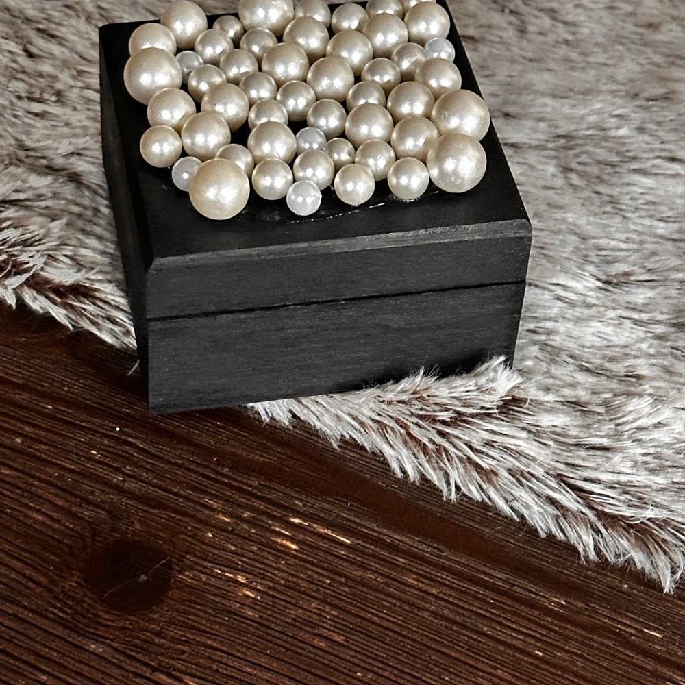 Hand crafted Pearl Cluster black wood trinket box - Picture 12 of 12